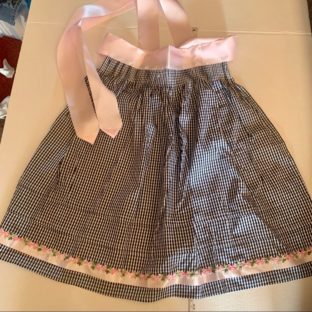 Apron, black/white checkered apron w/ rose detail